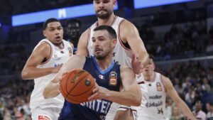 NBL round 11: Melbourne United win 107-96 over Adelaide 36ers, Hawks beat Phoenix 100-72